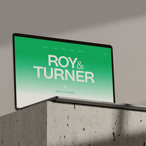 Logo de Roy & Turner sur un mock up de page de site web.