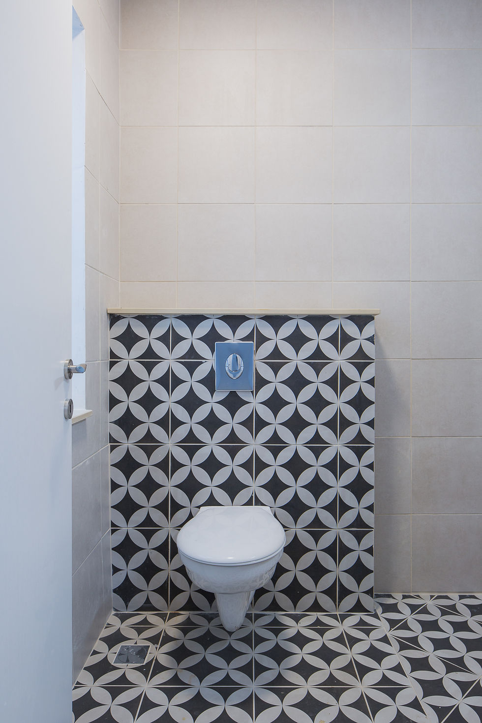 חיפוי אסלה סמויה באריח מצוייר