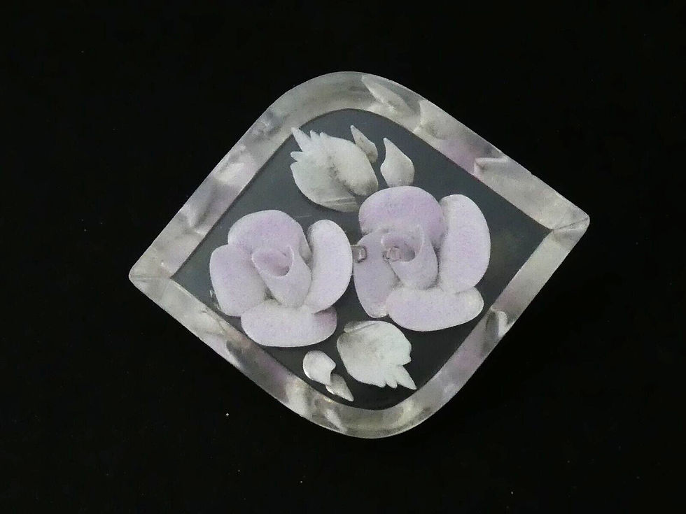 Miniaturbild: VINTAGE Pretty Clear Lilac & Pale Green Reversed Carved Lucite Floral BROOCH