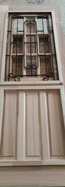 Porta simples com abertura para postigo e grade