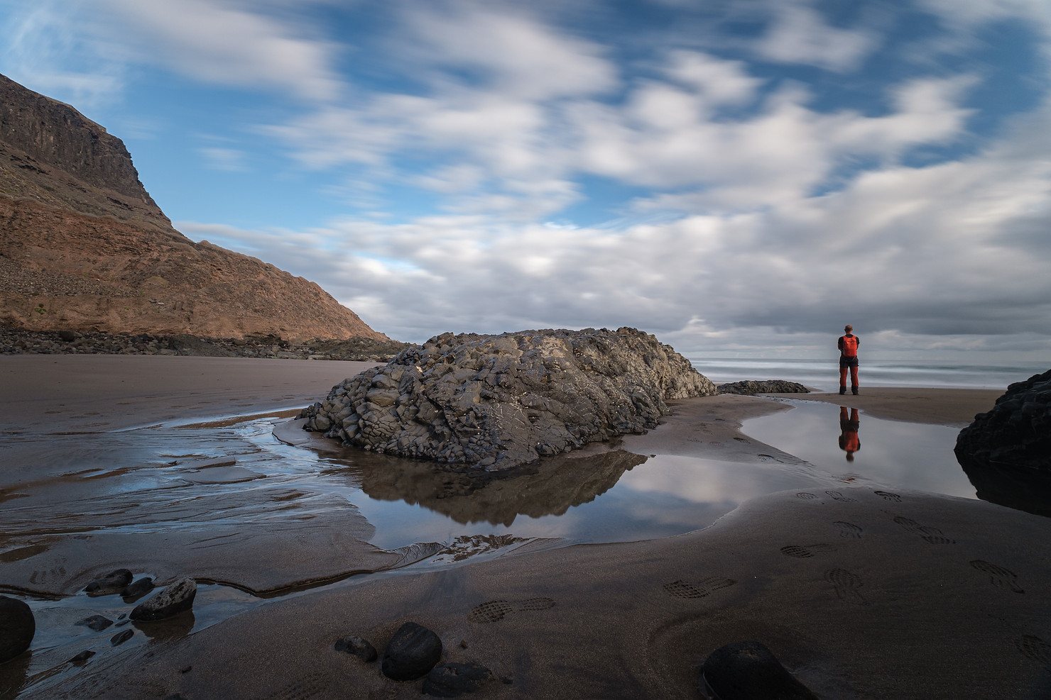 Fotografía de larga exposición diurna en los alrededores de la playa de Vagabundos, Santa María de Guía, litoral de la costa de Gran Canaria. Iván Cárdenes