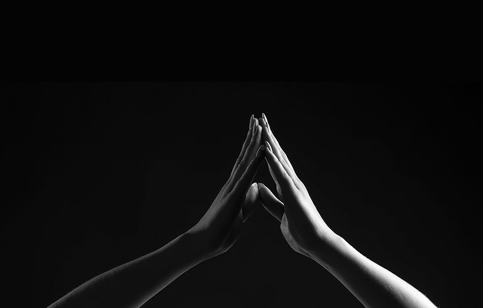 Γυναίκα 40+ κάθεται σε ήσυχο χώρο με αναμμένο κερί και σημειωματάριο, γράφει στο guided journal της, αναγνωρίζοντας τη διαφορά ανάμεσα στον λειτουργικό και τον αυθεντικό εαυτό, εστιάζοντας στην αυτοφροντίδα και τα όρια της καθημερινότητας.