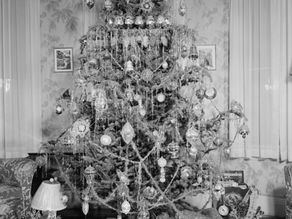 Τότε, πριν τις οθόνες και την υπερκατανάλωση, τα Χριστούγεννα ήταν συνάντηση. Ένα τραπέζι. Ένα σπιτικό κερί που έκαιγε. Ιστορίες. Γέλια. Παιχνίδια.