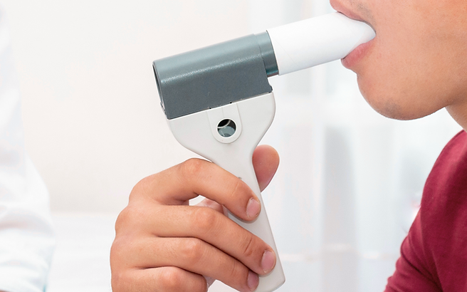 Espirometria sendo feita