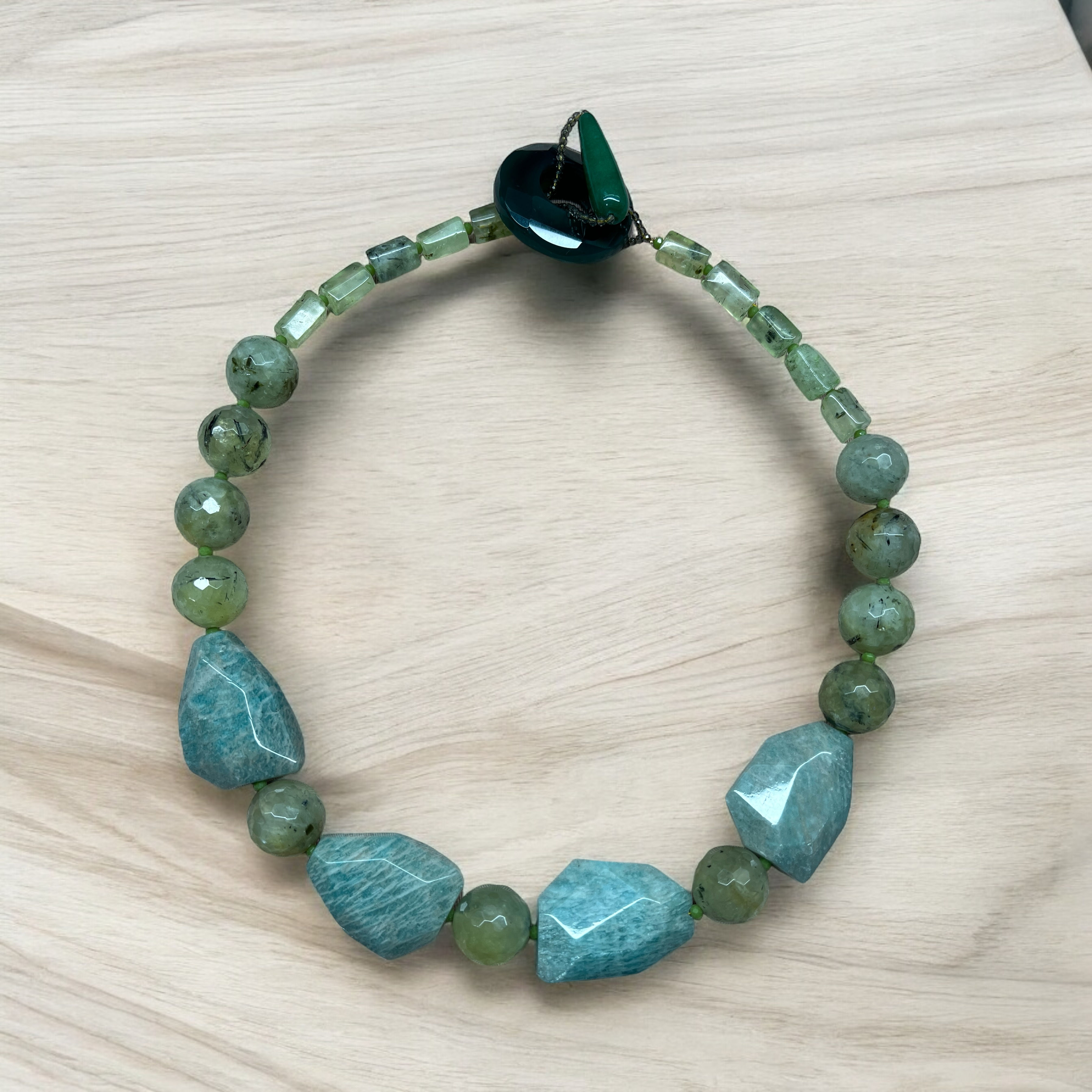 Colar em Pedra Amazonita com Prehenita