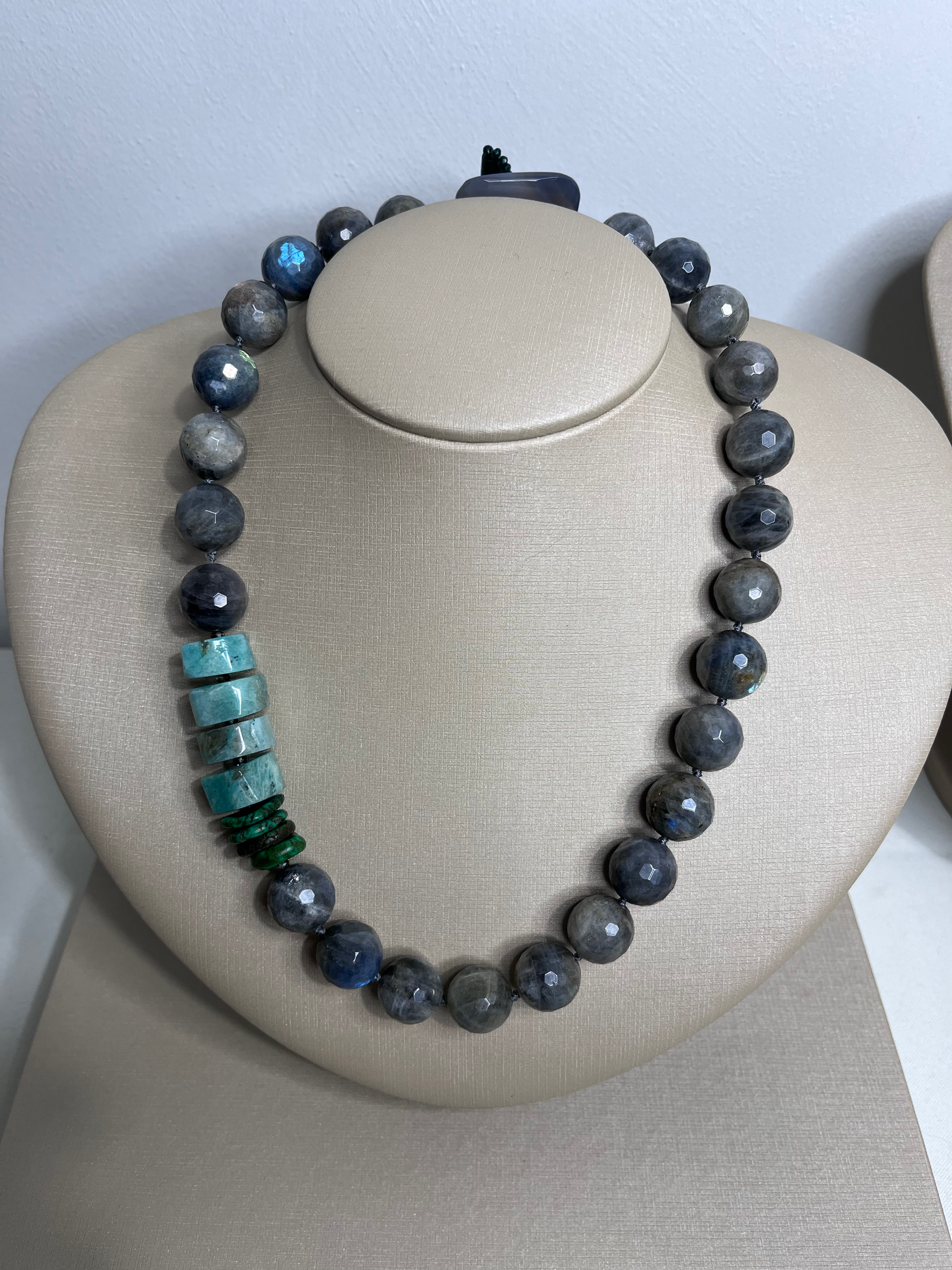 Maxi Colar de Pedra Labradorita com detalhes de pedra Howlita e Amazonita