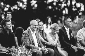 Invités souriants pendant la cérémonie de mariage, photo de mariage élégante en noir et blanc