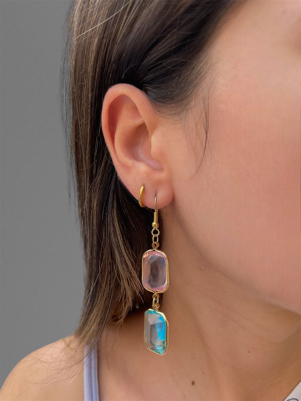 Brinco longo pedras transparentes rosa e azul