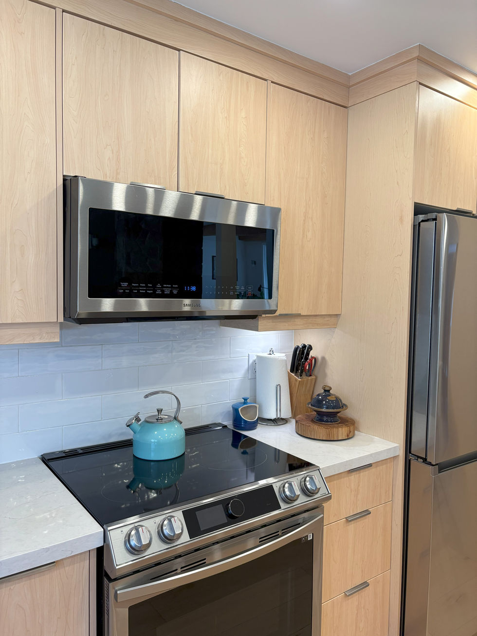 stovetop in kitchen with microwave in King City by Pearl Knstructions