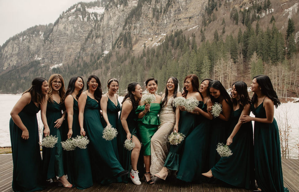 Photo de la mariée et ses demoiselles d'honneur au bord du lac de Montrion.