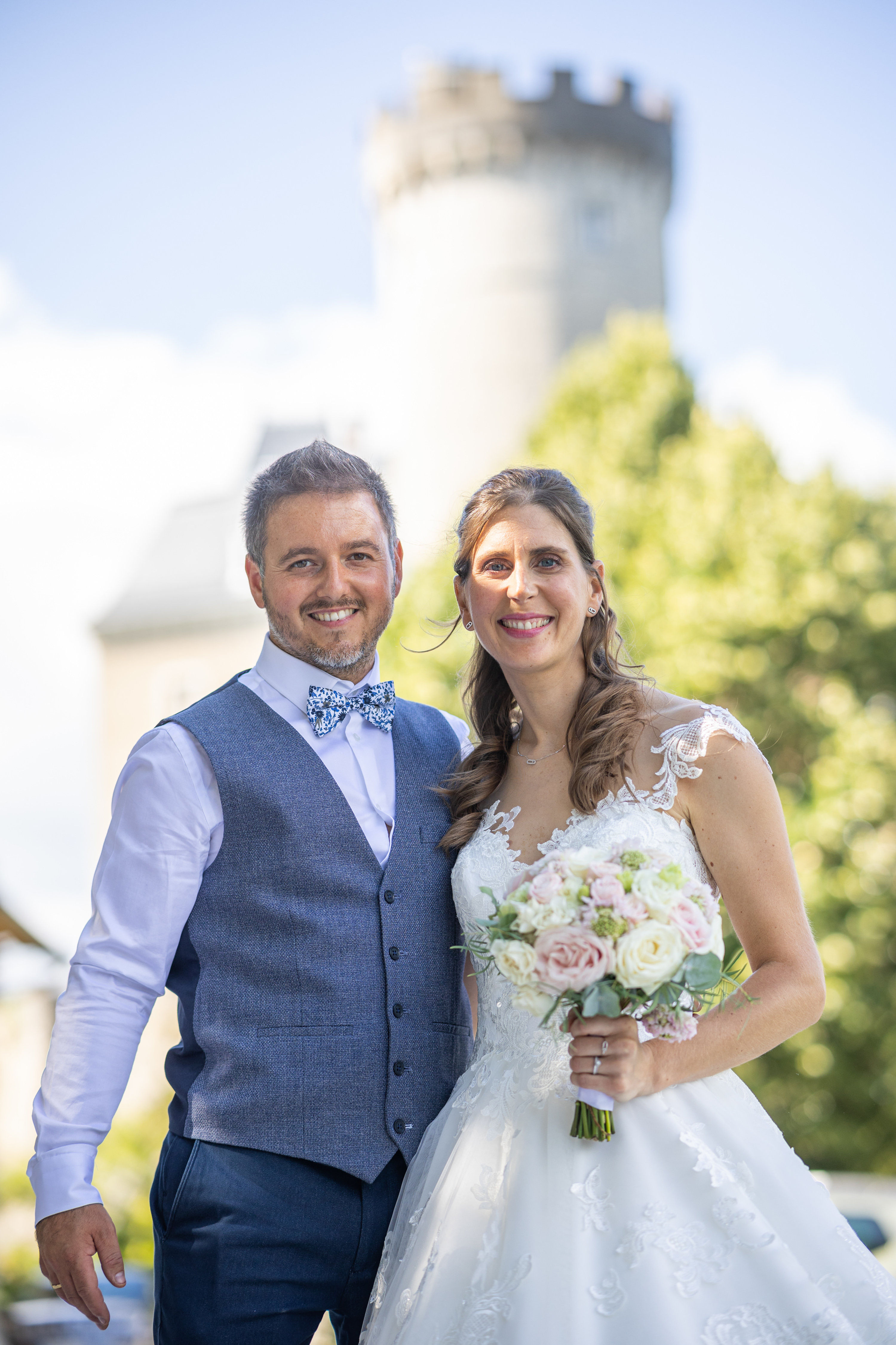 Lesz mariés devant le château de Duingt, au bort du lac d'Annecy