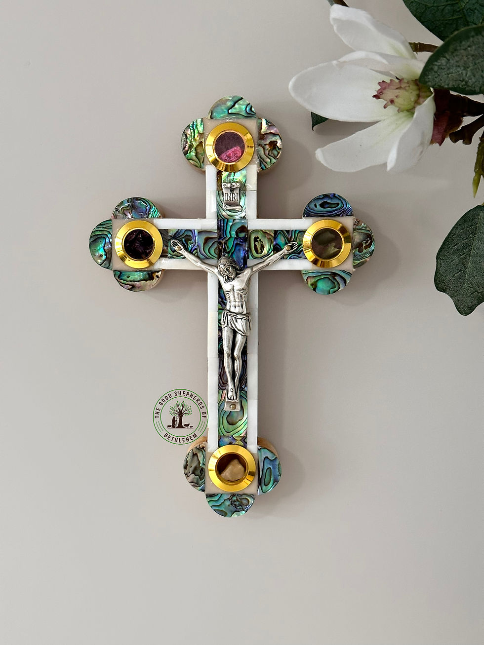 Crucifijo de madera de olivo de 7" de concha de abulón y nácar
