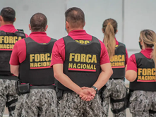 Equipe da Força Nacional com coletes e fardas.