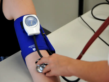 Enfermeira aferindo a pressão arterial de paciente.