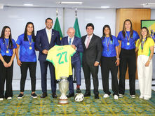 Lula sanciona Marco Legal do Futebol Feminino em cerimônia com a Seleção
