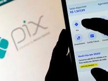 Tela de banco no celular com imagem da logo do pix ao fundo.