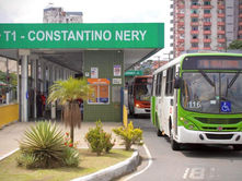 Fachada do T1- Constantino Nery e ônibus nas ruas paralelas.