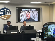 sala de tribunal com televisão ao fundo e o jogador Bruno Henrique em depoimento.