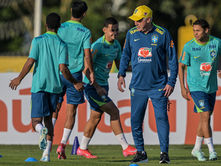 Treinador da seleção brasileira de futebol orienta jovens jogadores em treino.