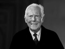 Estilista italiano Giorgio Armani em foto preto e branco.