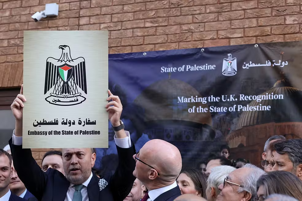 Representante da missão palestina no Reino Unido, Husam Zomlot, segura placa que marcou cerimônia para transformar o prédio da representação em uma embaixada após reconhecimento da Palestina como Estado pelo Reino Unido.
