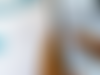 Tela com logo do Pix e celular com mão em botão de pagamento.