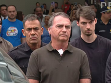 Bolsonaro deixa hospital após procedimento para retirar lesões da pele.