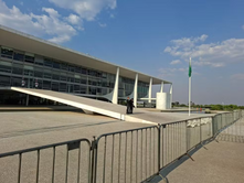 Foto lateral do Palácio do Planalto cercado de grades de segurança.