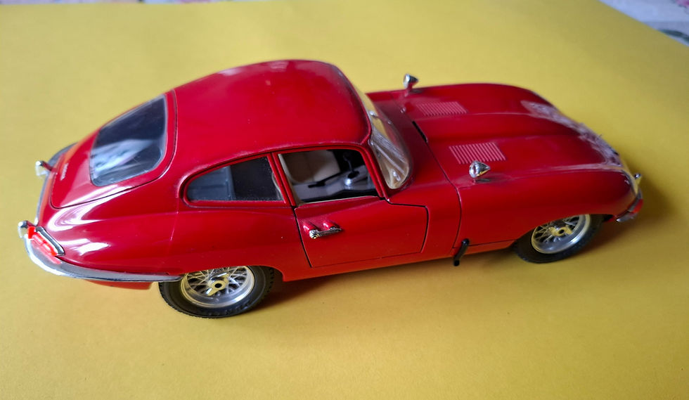 Miniatura: Jaguar E-Type Coupé, Bburago 1/18