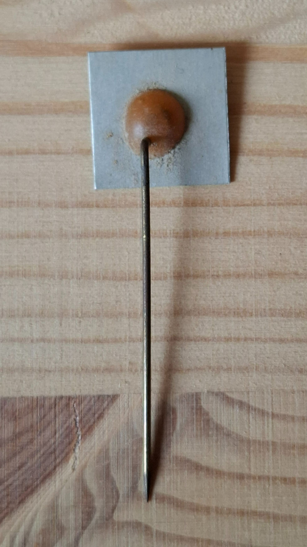 Miniatura: Scuderia Ferrari pin badge, rear