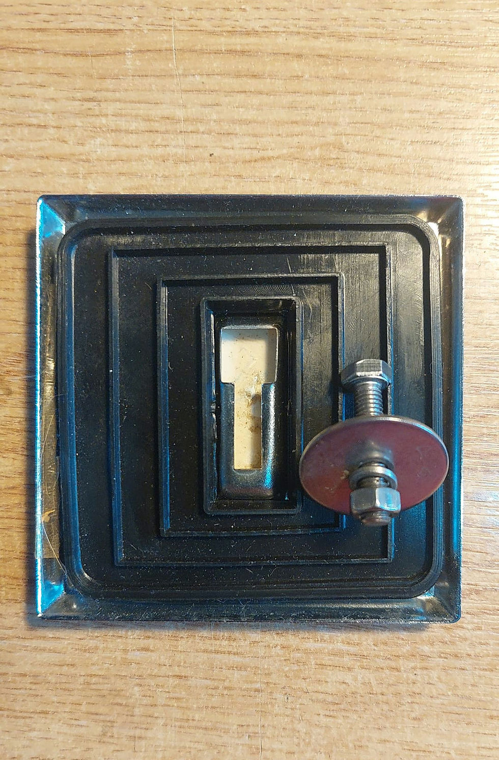 Miniatyrbild: Oxfordshire - grille badge with new fittings, rear