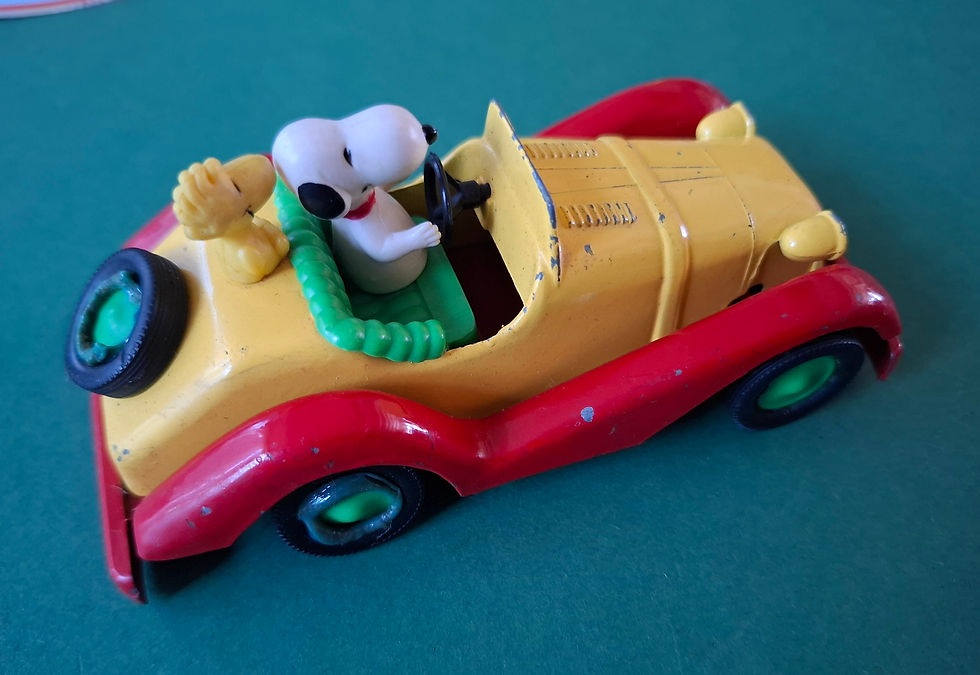 Aviva sports car with Snoopy and Woodstock, from rear