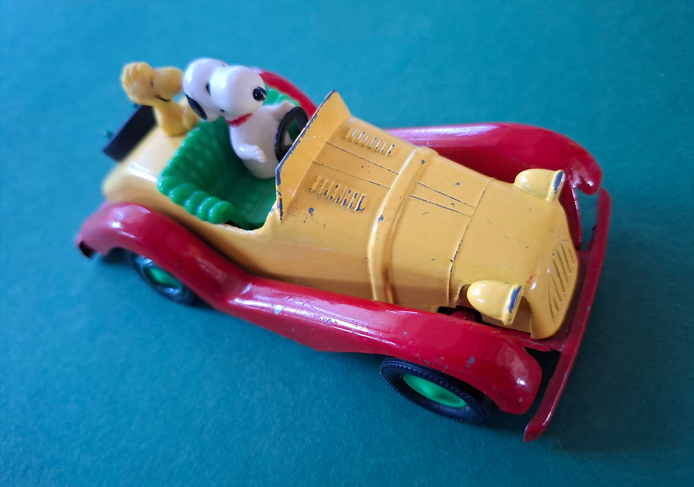 Aviva sports car with Snoopy and Woodstock