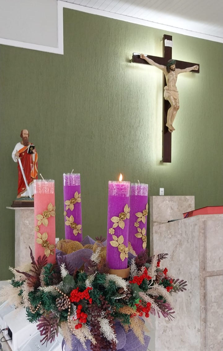 A coroa do Advento (imagem acima) tem origem em costumes pagãos do norte europeu, que iluminavam rodas para homenagear o deus do sol no inverno. Cristãos adaptaram o símbolo, acrescentando velas progressivamente: três roxas, sinal de penitência, e uma rosa no terceiro domingo, expressão de alegria pela proximidade do Natal.