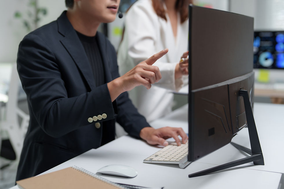 Profissionais utilizam um computador em ambiente corporativo, representando o uso de inteligência artificial integrada ao ERP para apoiar a gestão, automatizar processos e transformar dados em decisões mais inteligentes.