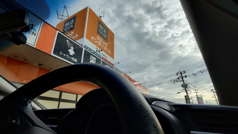 快活CLUB岡山倉敷店をフィットの車内から見る