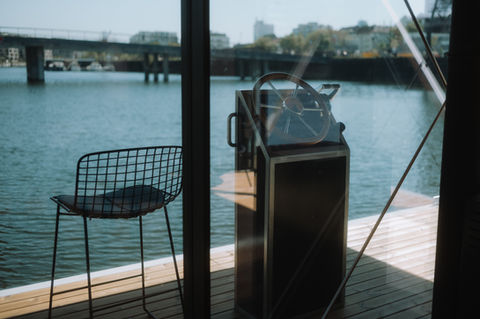 Designer Stuhl neben dem Steuer – dreamy Vibes mit Kapitäns-Flair.