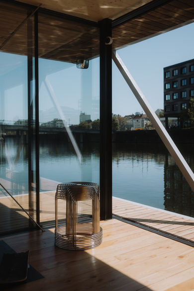 Lampe und Wire Chairs im Stil von Verner Panton – ikonisches Design mit Retro-Futurismus-Flair.