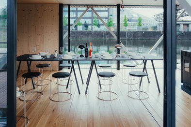 Gedeckter Dinner-Tisch für zehn Personen im Innenraum des Hausboots .me.