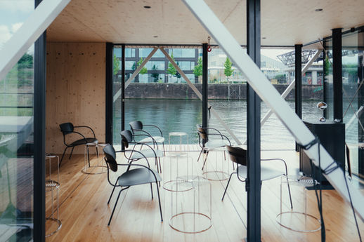 Präsentations-Setting im Innenraum der .me mit Designer-Stühlen von Tradition und Verner Panton.