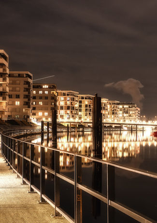 Hafeninsel bei Nacht in Offenbach am Main.
Blick von der nächtlichen Hafeninsel auf den historischen Blauen Kran.