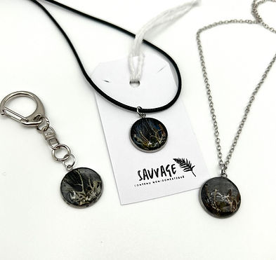 Porte clé et collier commémoratif avec poil de chat intégré.