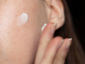 Kwas azelainowy na trądzik – jak stosować, żeby nie podrażnić skóry