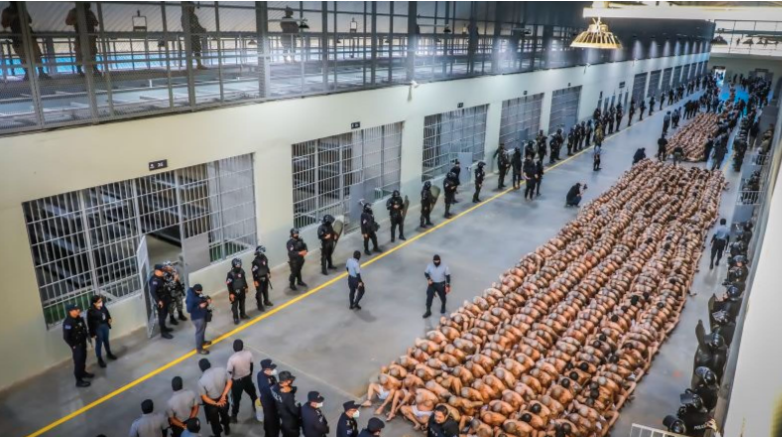 Detentos na megaprisão Cecot, em Tecoluca, El Salvador, em 24 de fevereiro de 2023. Fonte: CNN en español