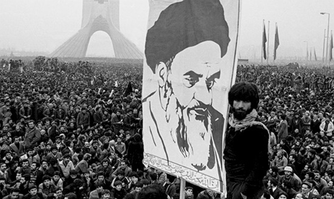 Populares se manifestam antes da deflagração da revolução de 1979. Na imagem, o líder aiatolá Khomeini.