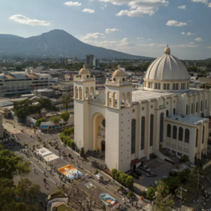 Vista aérea da Catedral Metropolitana, no centro histórico de San Salvador.
