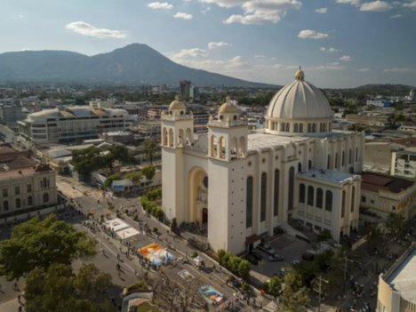 Vista aérea da Catedral Metropolitana, no centro histórico de San Salvador.