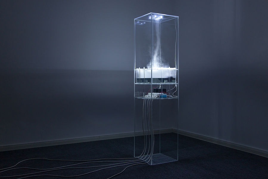 Hugo-Deverchère-Delusion-plexiglas-eau-ultrasons-ventilateurs-néons-blancs-relais-temporis