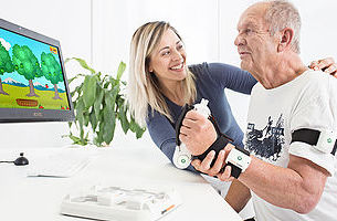 Bewegungsabläufe nach einem Schlaganfall wieder neu lernen.