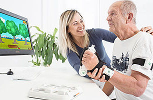 Bewegungsabläufe nach einem Schlaganfall wieder neu lernen.